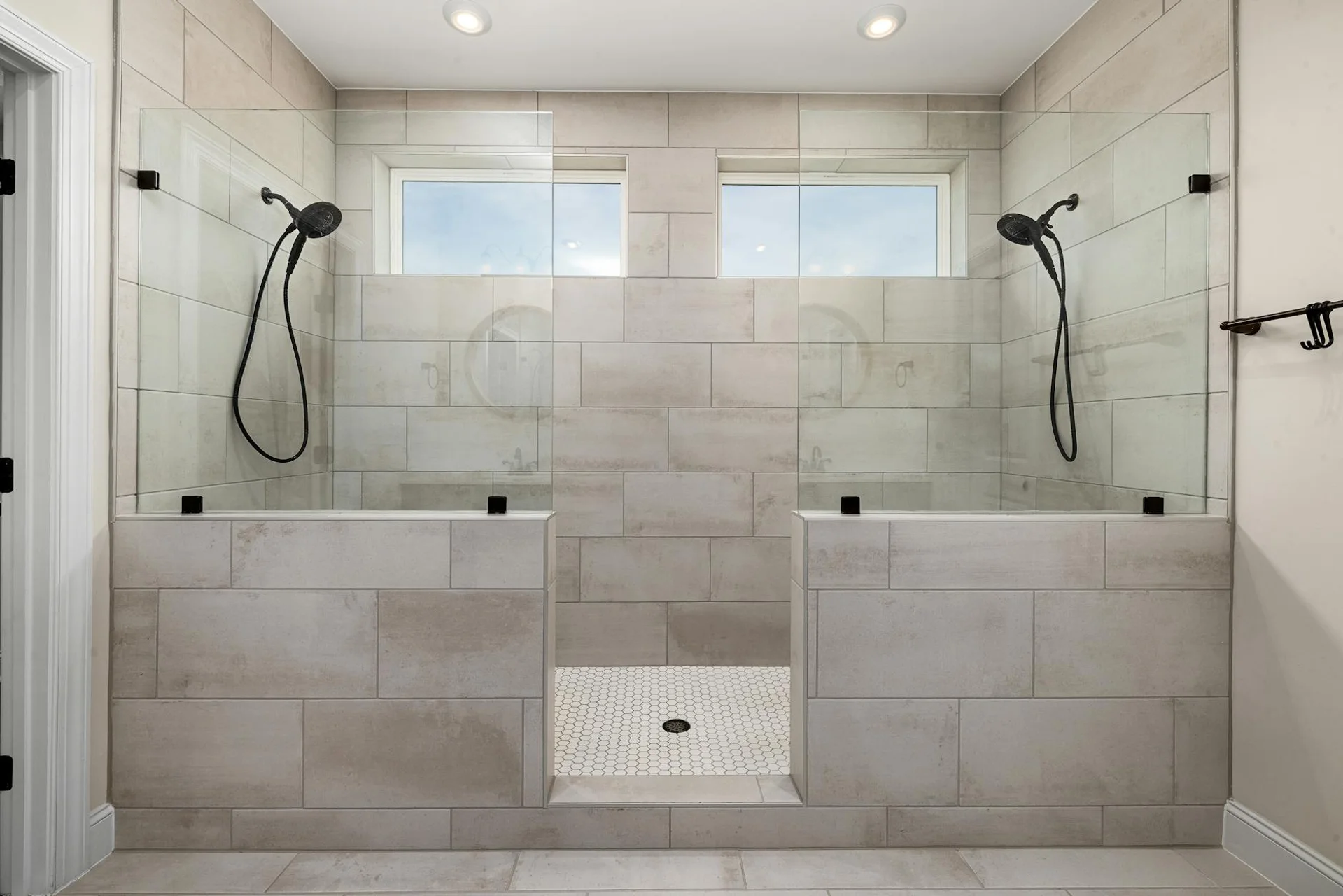 Безрамное стеклянное ограждение Hansgrohe