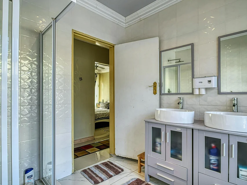 Безрамное стеклянное ограждение REHAU