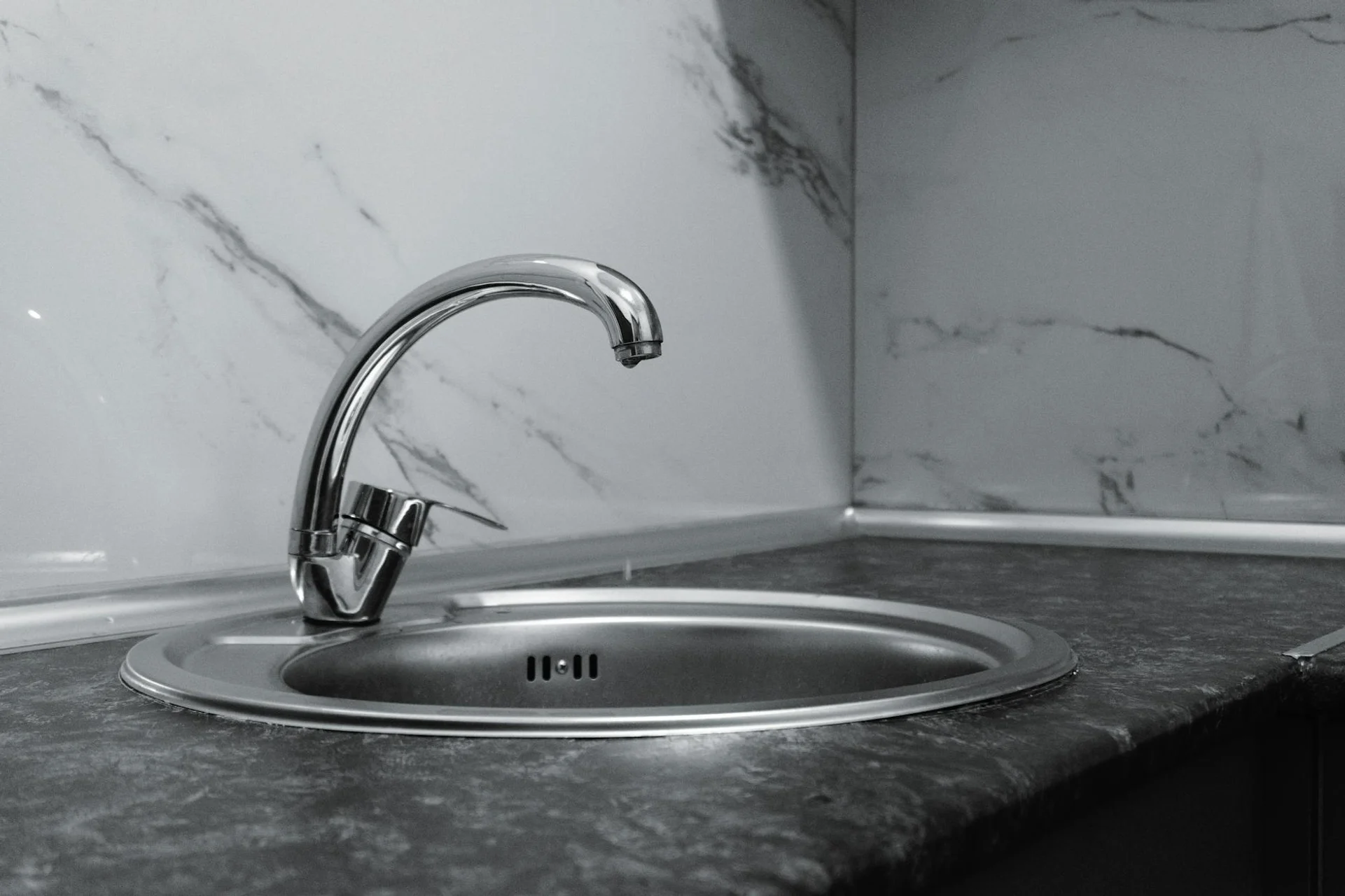 Смеситель для умывальника хром REHAU